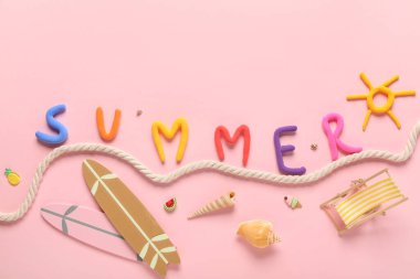 İpli ve pembe arka planda farklı plaj dekorasyonlu bir yazı.