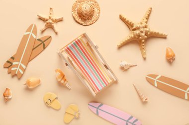 Deniz kabuklu deniz balıkları ve bej arka planda farklı plaj dekoru.