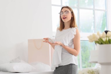 Taç giymiş bir düğün planlayıcısı.