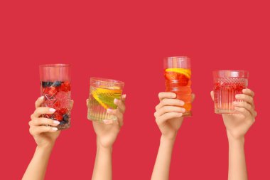 Kırmızı zemin üzerinde erimiş su bulunan birçok el