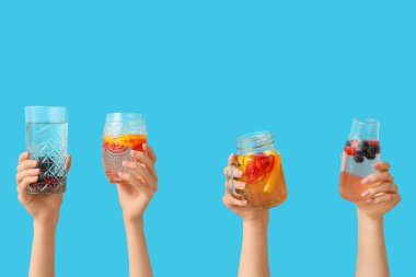 Mavi zemin üzerinde erimiş su olan birçok el