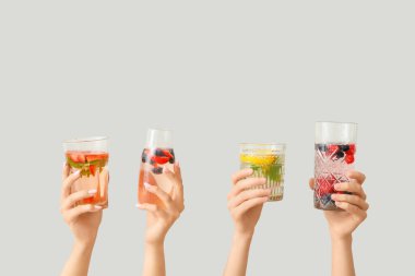 Hafif arkaplanda kaynaşmış su bulunan birçok el