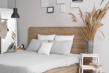 Güzel, modern yatak odasının içinde otlar ve aynalar var.