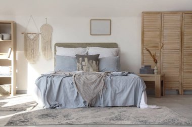 Konforlu yatak, raf ünitesi ve yatak odasının iç tarafında katlanabilir ekran.