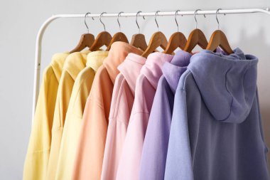 Beyaz arkaplanda renkli kapüşonlu raflar