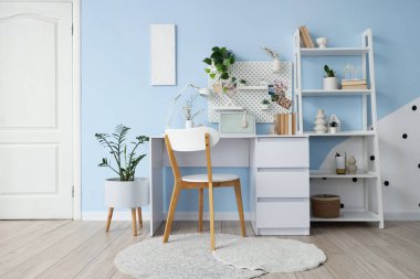 Çalışma yeri, tahta ve bitkileri olan şık bir ofis.