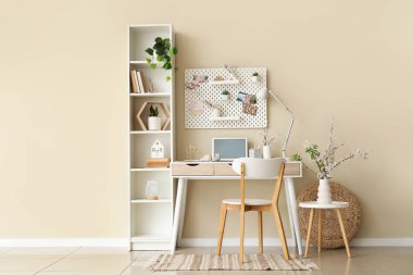 İş yeri, tahta ve bitkilerle birlikte ofis içi