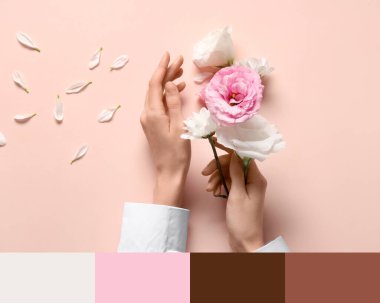 Bej arka planda taze çiçekleri olan kadın elleri. Bakım kavramı