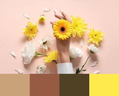 Pembe arka planda çiçekli kadın elleri. Farklı renk desenleri