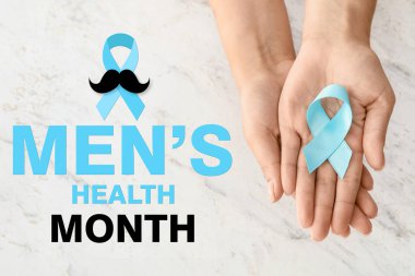 Beyaz arka planda farkındalık kurdelesi olan kadın eller. Diyabet kavramı