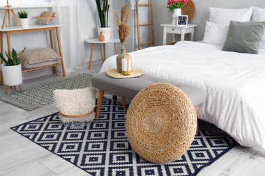 Vazo ve otlar yatak odasındaki yumuşak bankta.