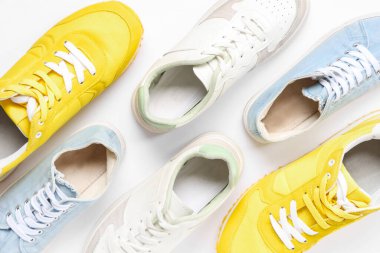 Beyaz arka planda farklı spor ayakkabılar. Üst görünüm