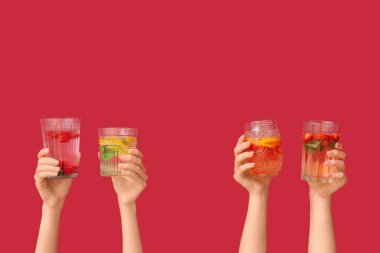 Kırmızı zemin üzerinde erimiş su bulunan birçok el