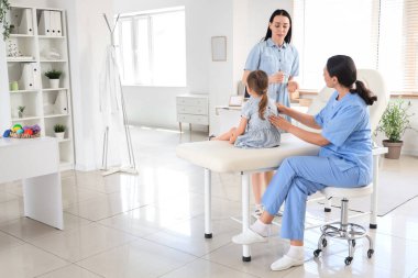 Anne ve dişi osteopat klinikte çok az hastayla çalışıyor.