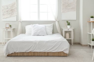 Modern, şık, rahat bir yatak odası.