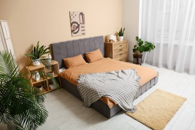 Büyük yataklı, raflı ve çekmeceli şık bir yatak odası.