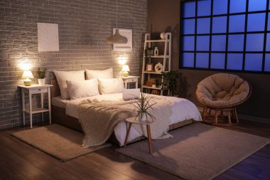 Geceleri yatak odasının içinde büyük, rahat bir yatak.