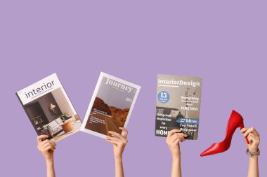 Farklı dergilere sahip kadın elleri ve yüksek topuklu leylak arkaplan