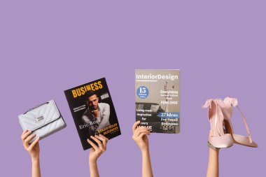 Farklı dergilere sahip kadın elleri, yüksek topuklu ayakkabılar ve leylak arkaplanda şık bir çanta.