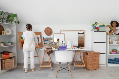 Stüdyoda çalışan kadın moda tasarımcısı.