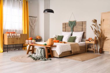 Yatak odasının sonbahar içleri balkabağıyla dolu