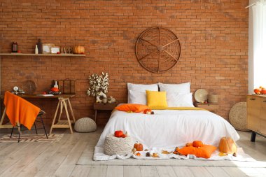 Büyük yatak odası ve işyeri olan sonbahar iç kısımları