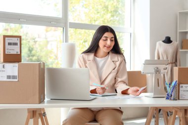 Online mağaza deposunda çalışan hamile bir satıcı.