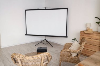 Koltuklu ve projektörlü ışık odasının içi