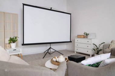 Projektör ekranlı ve koltuklu ışık odasının içi