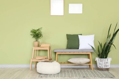 Odanın içi yumuşak bank, dışkı ve puf