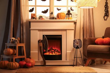 Cadılar Bayramı partisi için şömineyle dekore edilmiş odanın içi.