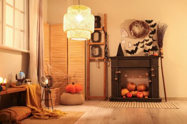 Cadılar Bayramı için şömineyle dekore edilmiş oturma odasının içi.