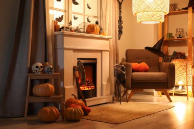 Cadılar Bayramı partisi için şömineli bir oda.