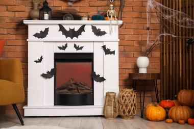 Cadılar Bayramı süslemeleri ve şöminesi olan festival salonu.