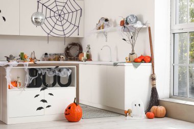 Cadılar Bayramı için dekore edilmiş mutfağın içi disko topu ve balkabağı ile süslenmiş.