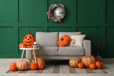 Cadılar Bayramı partisi için süslenmiş balkabakları ve disko topuyla güzel bir oturma odası.