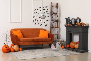 Cadılar Bayramı partisi için süslenmiş kahverengi kanepeli ve disko toplu şık bir oturma odası.