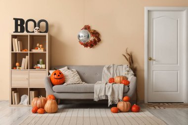 Disko topu ve Cadılar Bayramı partisi için dekore edilmiş yumuşak kanepeli şık bir oturma odası.