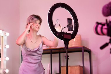 Kirpik bigudiyle evde video kaydeden kadın güzellik blogcusu