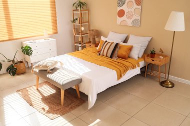 Şık bir yatak odası, rahat bir yatak odası ve gri bir yatak odası.