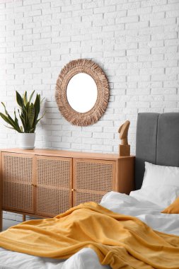 Yatak odasının içi rahat yatak odası, çekmeceler ve ayna dolu.