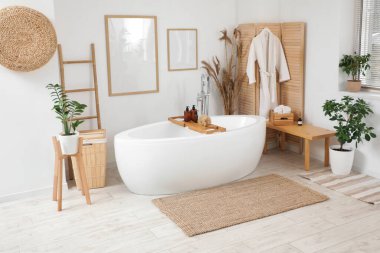 Banyonun içinde ahşap bank, küvet ve katlanır ekran var.