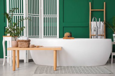 Tahta bank, katlanan perde ve banyo küveti.