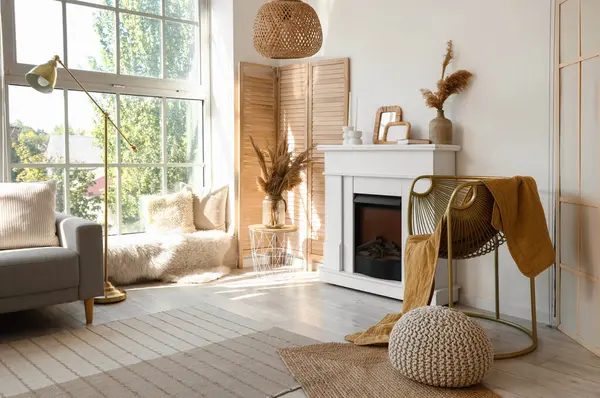 Koltuğu, şöminesi ve katlanır perdesi olan bir oturma odası.