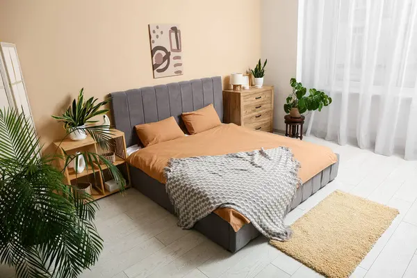 Büyük yataklı, raflı ve çekmeceli şık bir yatak odası.