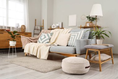 Rahat kanepesi olan modern bir oturma odası.