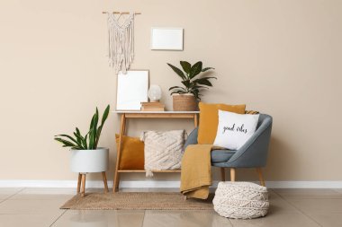 Gri koltuğu, masası ve çiçekleri olan şık bir oturma odası.