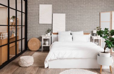 Katlanmış perdeli, yataklı ve masalı stüdyo dairesinin içinde.