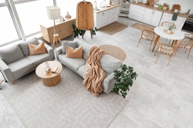 Oturma odası ve mutfağı olan şık bir stüdyo daire.