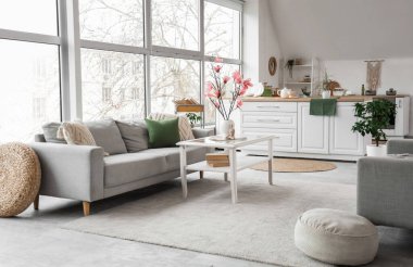 Oturma odası ve mutfağı olan şık bir stüdyo daire.